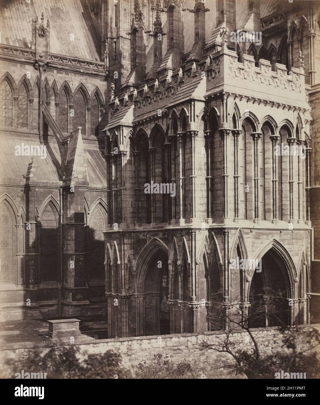 Cattedrale di Lincoln: la Galilea portico, c. 1857. Roger Fenton (British, 1819-1869). Albume stampa dal collodio umido negativo; immagine: 41,3 x 34,8 cm (16 1/4 x 13 11/16 in.); mascherino: 71,1 x 55,9 cm (28 x 22 in.). Foto Stock