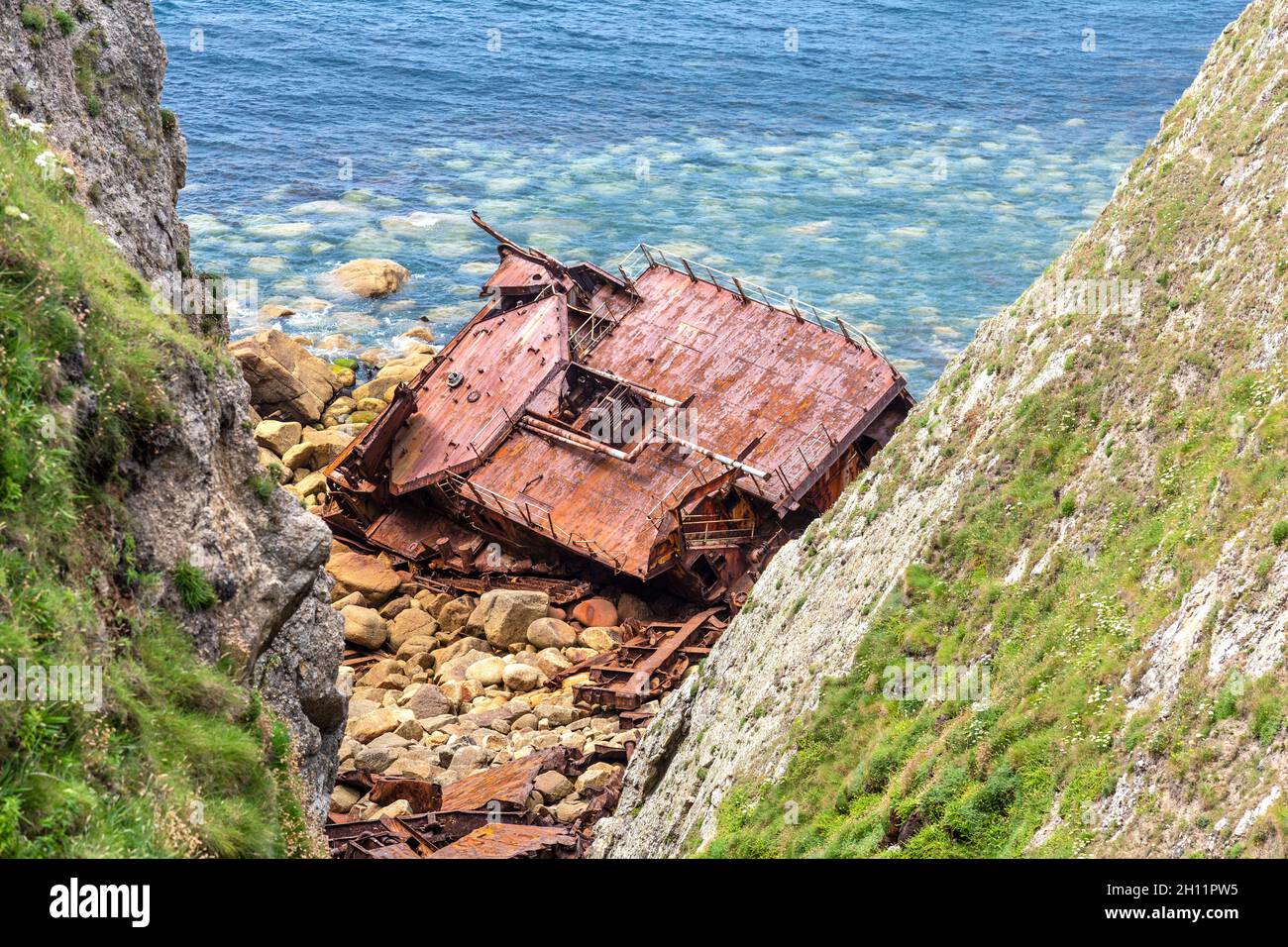 Il relitto della nave da carico RMS Mülheim è stato distrutto vicino a Land's End nel 2003, Penwith Peninsula, Cornovaglia, Regno Unito Foto Stock