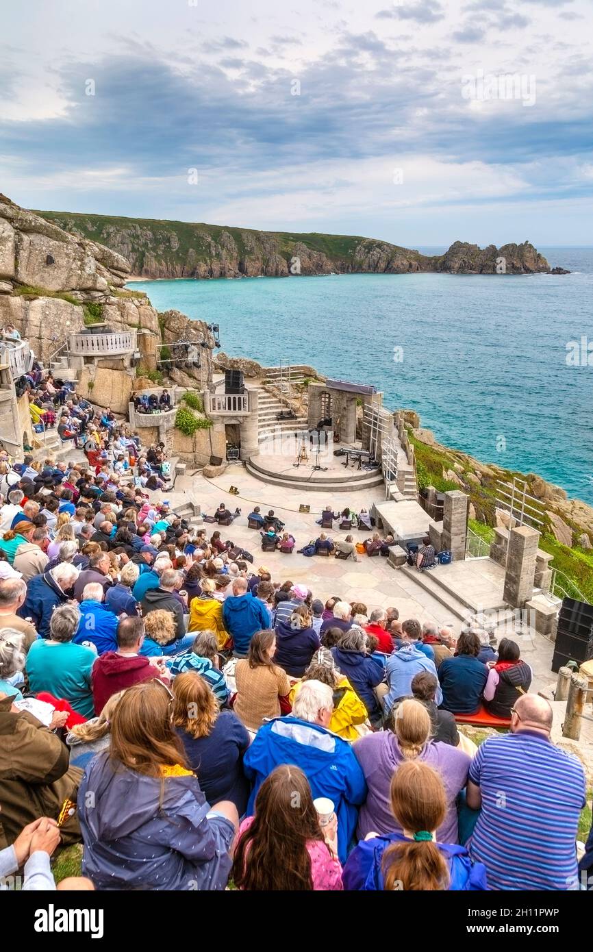 Il pubblico in attesa che lo spettacolo inizi al Minack Theatre di Porthcurno, Cornovaglia, Regno Unito Foto Stock