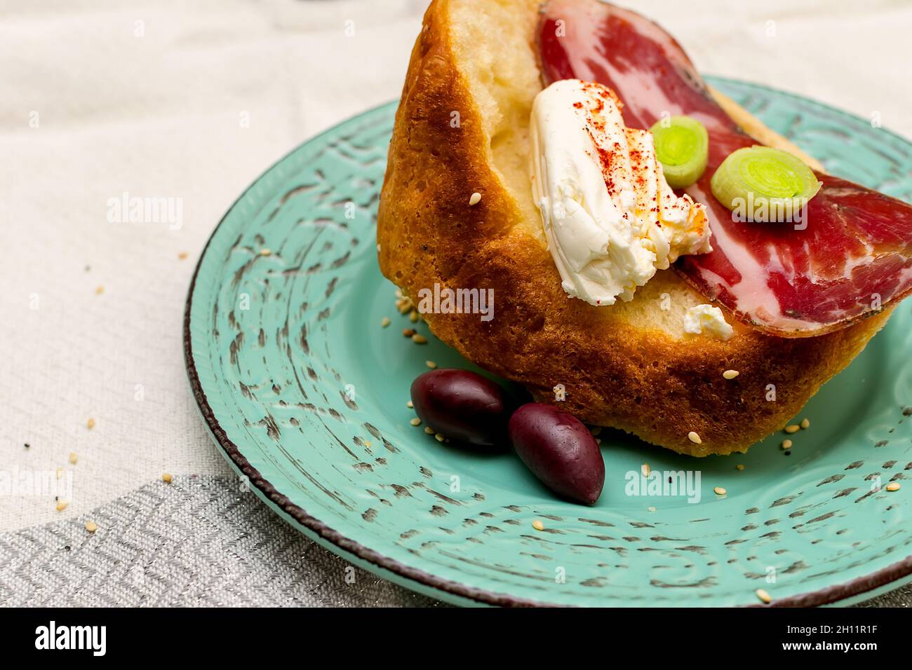 Una fetta di pane con salame bulgaro - babek, formaggio e chutney Foto Stock