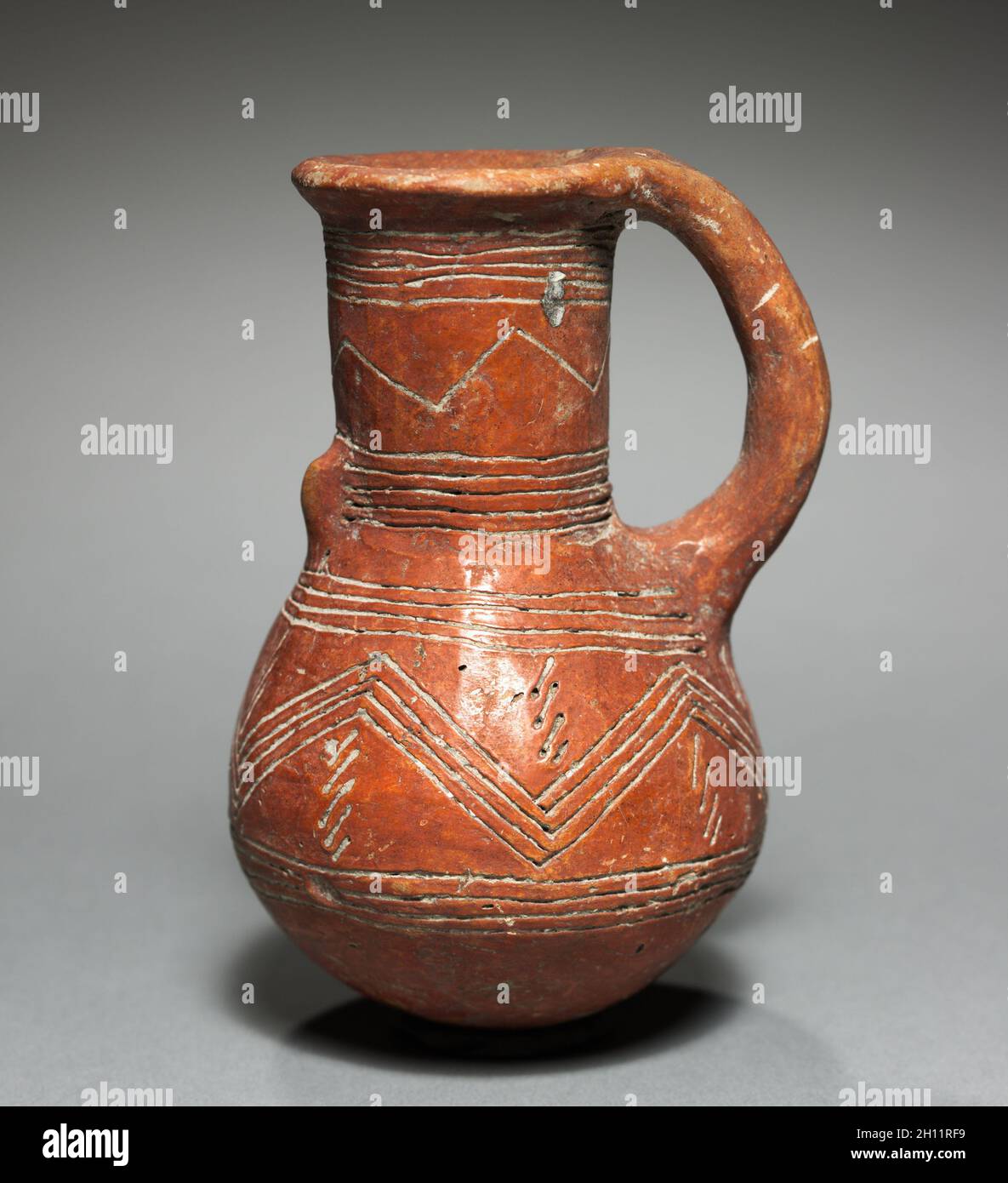 Caraffa, 2000-1800 A.C. Cipro, inizio III cipriota-cipriota medio II. Red ware; diametro: 4,3 cm (1 11/16 in.), in totale: 10,8 x 6,8 cm (4 1/4 x 2 11/16 in.). Foto Stock