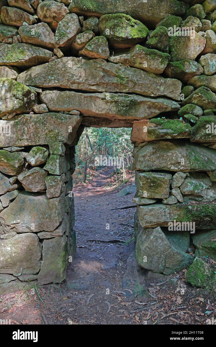 Passaggio attraverso il vecchio muro di pietra secca, Aldan, Spagna, Galizia, Pontevedra provincia Foto Stock