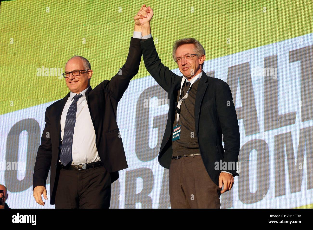 Roma, Italia. 15 ottobre 2021. Il candidato sindaco di Roma per il Partito democratico Roberto Gualtieri e il neoeletto sindaco di Napoli Gaetano Manfredi sul palco durante la chiusura della campagna elettorale. Roma (Italia), 15 Ottobre 2021Foto Samantha Zucchi Insidefoto credito: Insidefoto srl/Alamy Live News Foto Stock