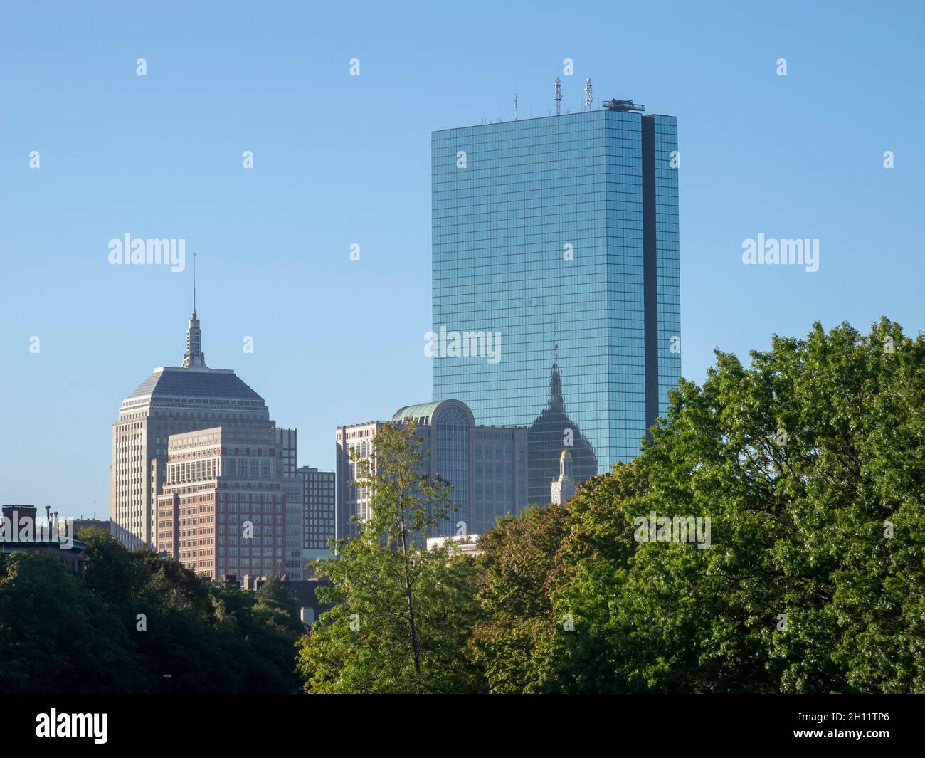 La Hancock Tower domina lo skyline di Back Bay a Boston, Massachusetts Foto Stock