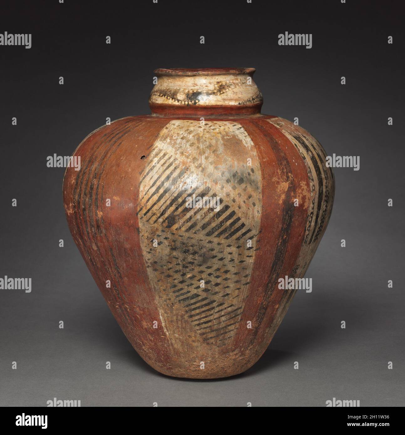 Jar, prima del 1550. La Colombia. Ceramiche; complessivo: 33,5 x 28,5 cm (13 3/16 x 11 1/4 in.). Foto Stock