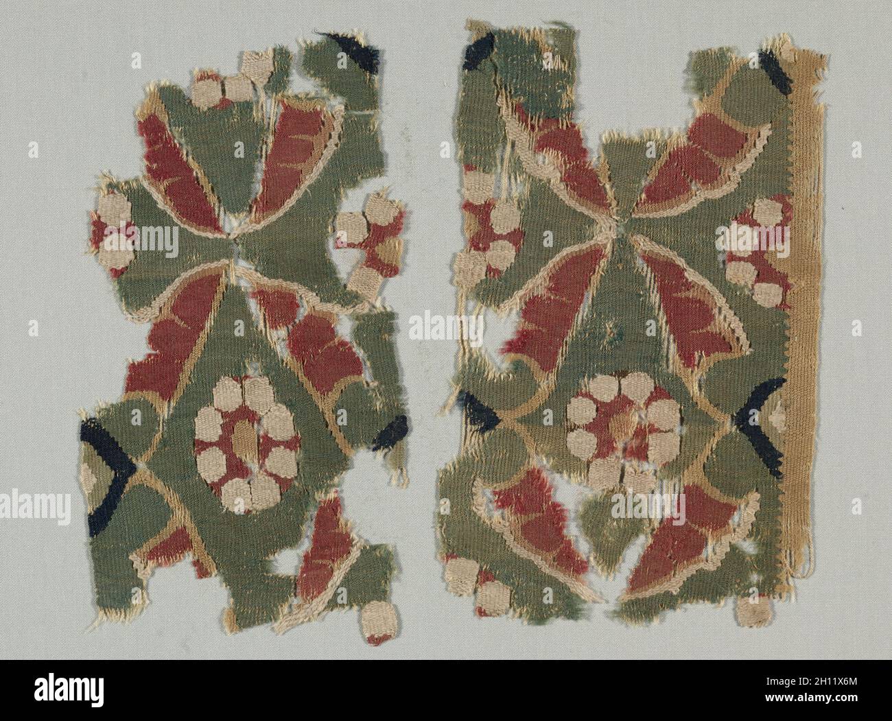 Un frammento proveniente da un grande appeso, 800s - 1000s. Iran o Iraq, Abbasid periodo, 9 - XI secolo. Arazzo; lana e cotone; complessivo: 29,5 x 33 cm (11 5/8 x 13 in.). Foto Stock