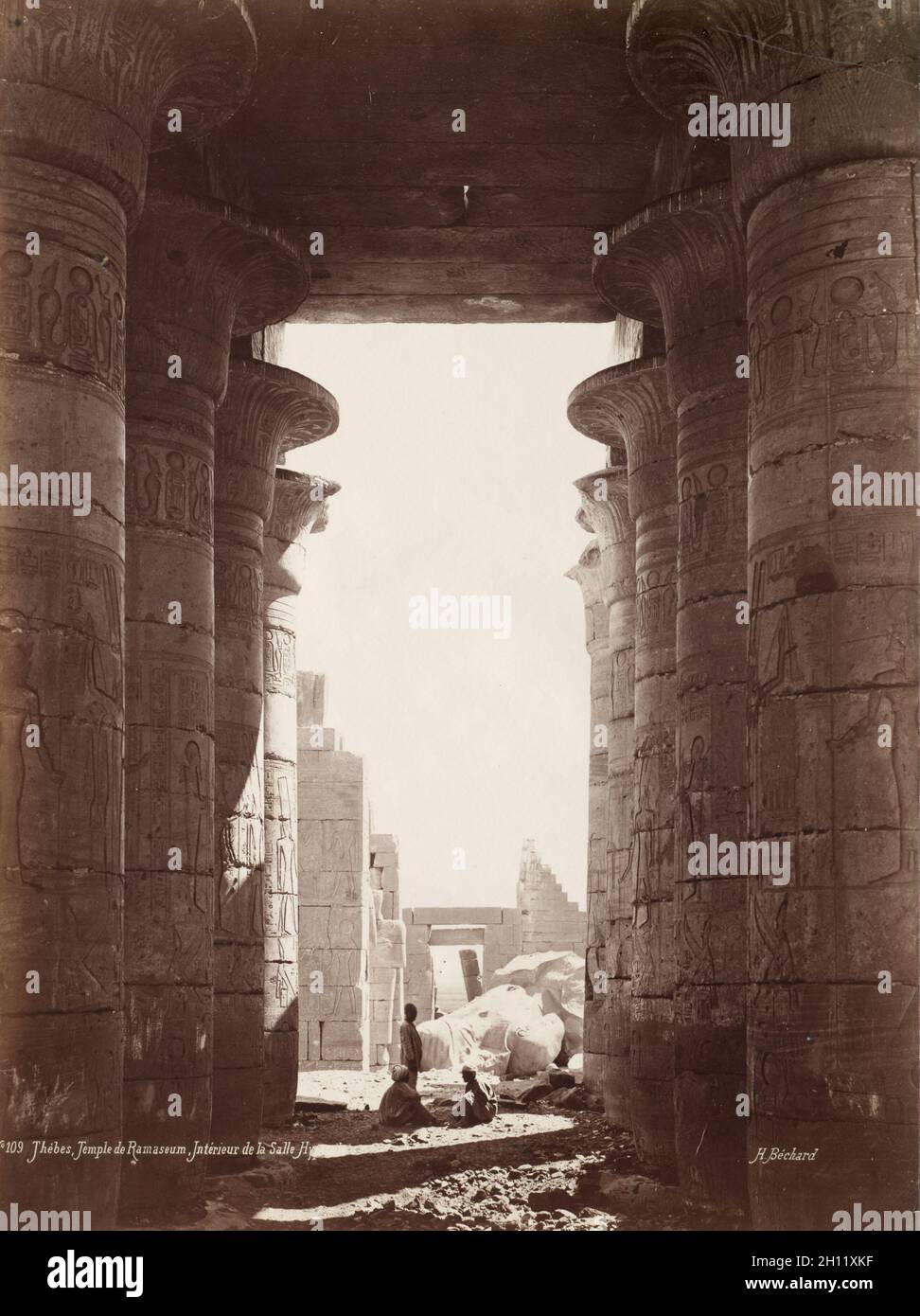 Tebe, tempio del Ramesseum, interno del Hypostyle Hall, 1870s. Henri Béchard (Francese). Albume stampa dal collodio umido negativo; immagine: 36 x 26,9 cm (14 3/16 x 10 9/16 in.); carta: 36 x 26,9 cm (14 3/16 x 10 9/16 in.); mascherino: 61 x 50,8 cm (24 x 20 in.). Foto Stock