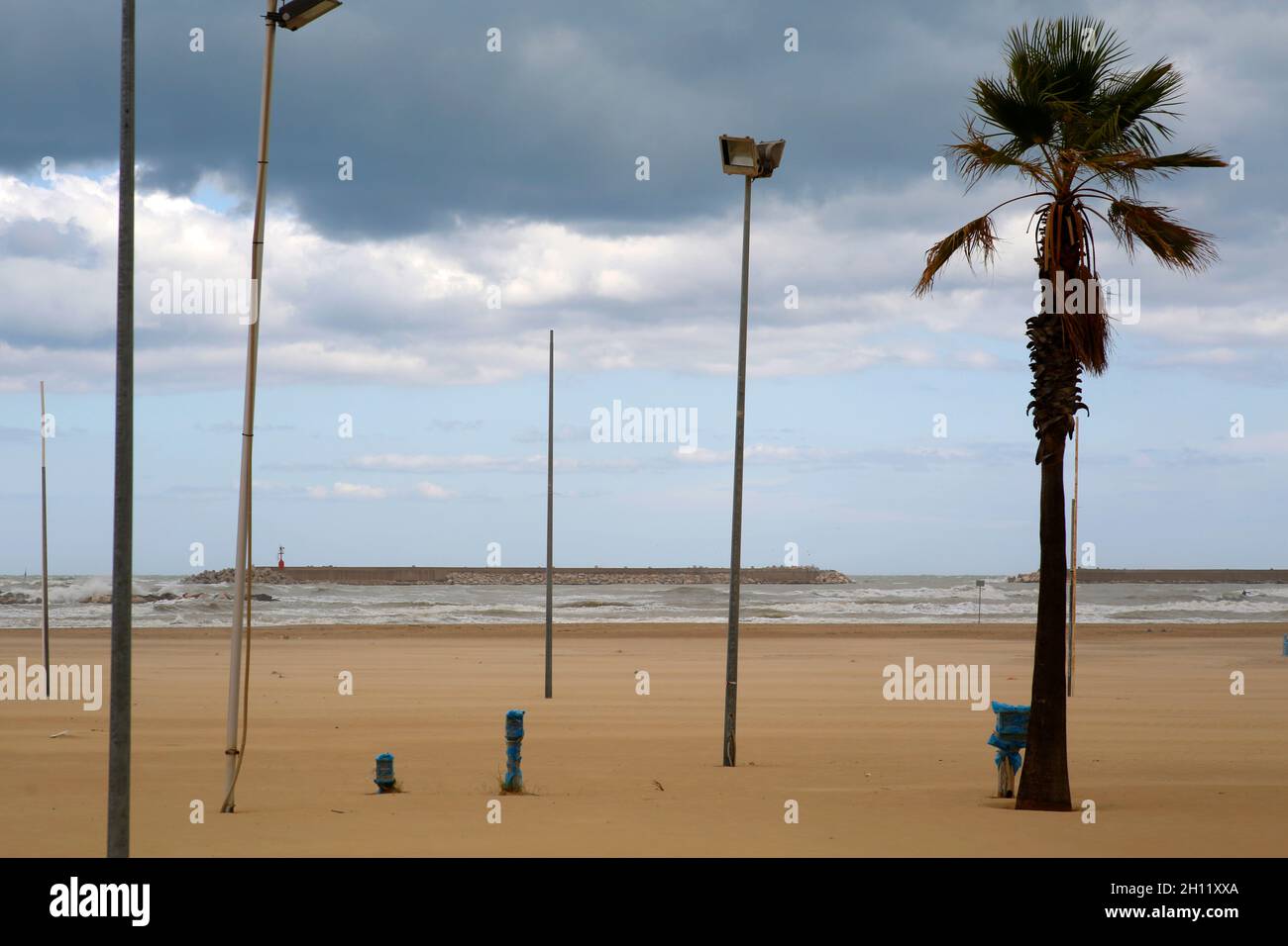 Pescara, Abruzzo, Italia. Spiaggia abbandonata in autunno a Pescara. Foto Stock