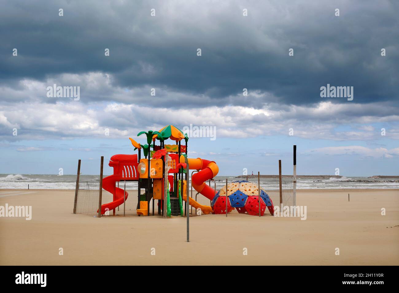 Pescara, Italia. Il parco giochi per bambini sulla spiaggia di Pescara è chiuso per l'inverno. Foto Stock