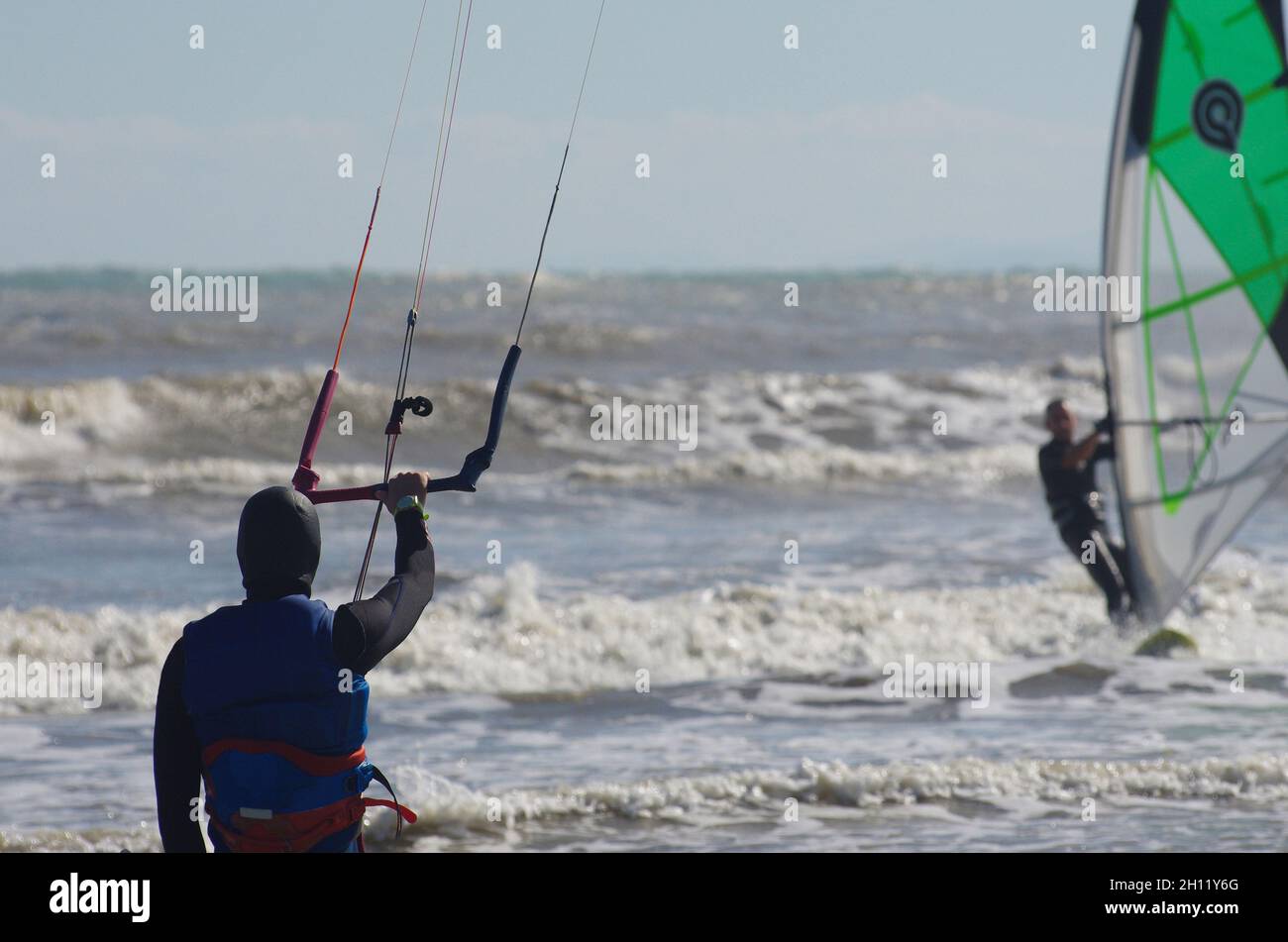 Kitesurf sul mare di Rio vivo, Termoli, Molise, Italia Foto Stock