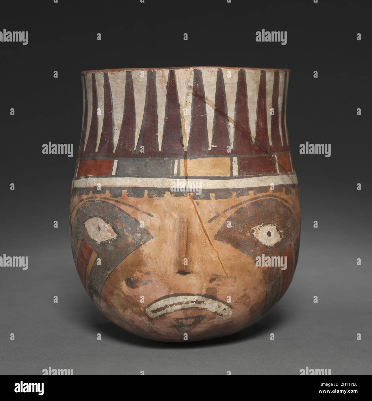 Vaso, c. 300-500. Il Perù, Nasca stile (100 BC-AD 700). Ceramiche; complessivo: 18,2 x 16,1 x 15,9 cm (7 3/16 x 6 5/16 x 6 1/4 in.). Foto Stock