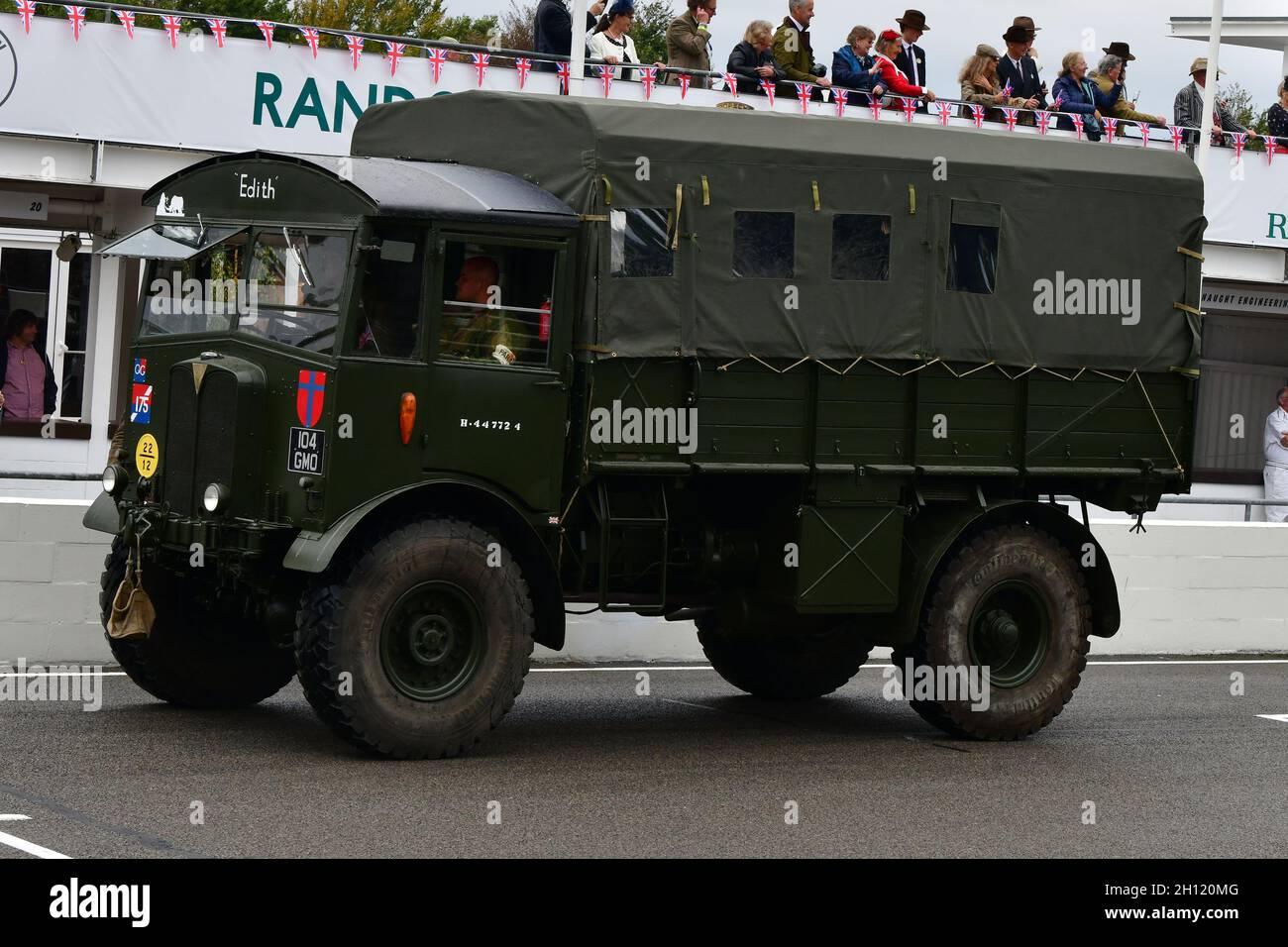 Trattore per artiglieria AEC Matador, Victory Parade, Goodwood Revival 2021, Goodwood, Chichester, West Sussex, Inghilterra, settembre 2021. Foto Stock