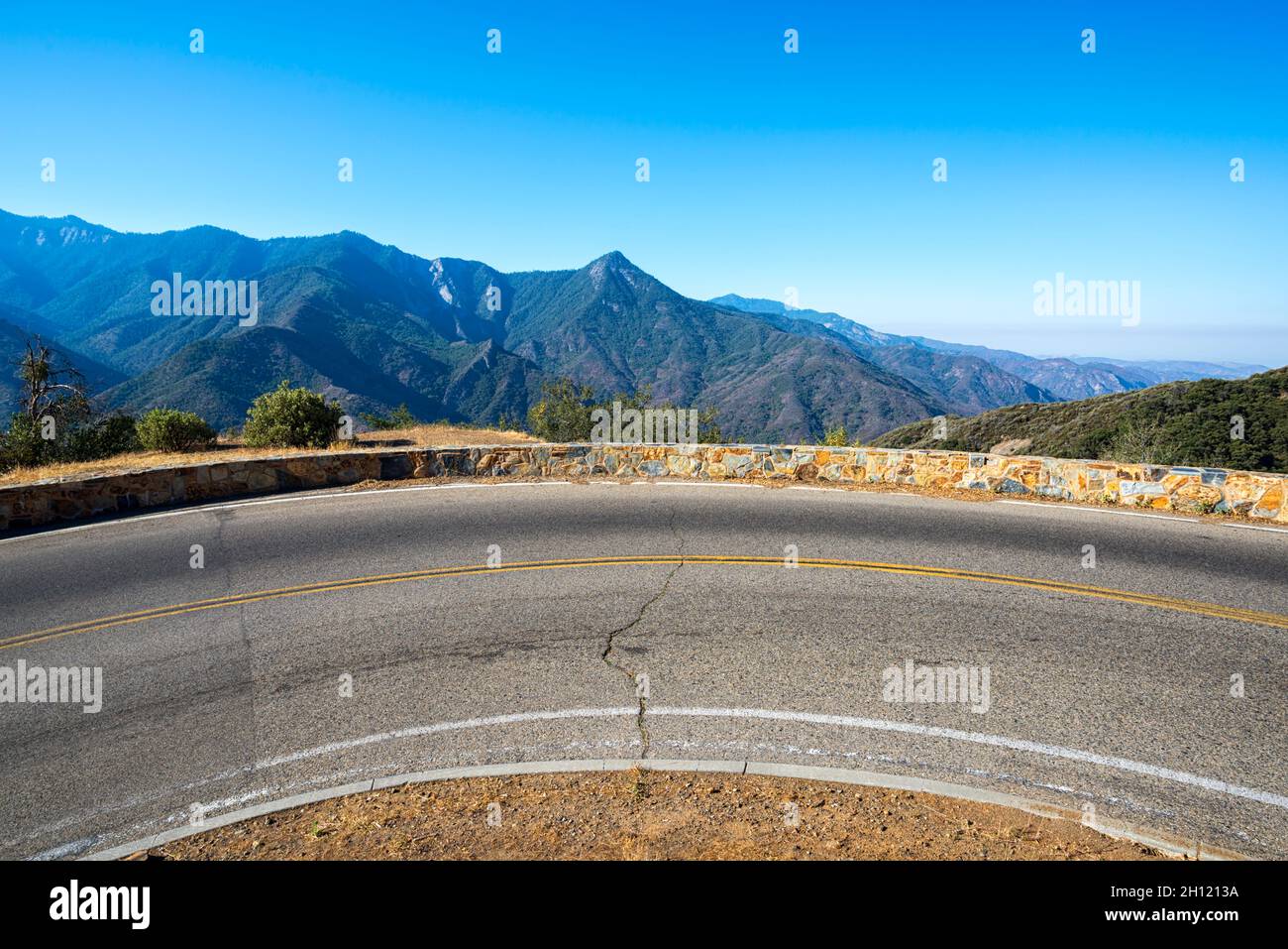 Vista lungo l'autostrada Generals. Sequoia e Kings Canyon National Parks. Aeroporto di Tulare County, California, USA. Foto Stock
