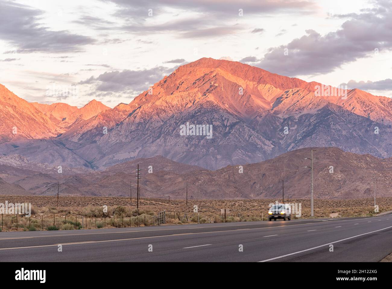 La bella luce del mattino illumina il paesaggio di montagna. Vista lungo la US Route 395 a Bishop, California, USA. Foto Stock