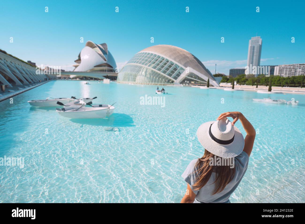Giovane donna turistica che gode di vista della bella città di Valencia. Vacanze estive in Spagna. Foto Stock