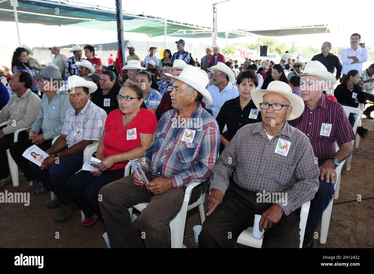 Uomini e donne membri DEL CONSIGLIO NAZIONALE delle SOCIETÀ E DELLE UNITÀ con CONTADINI E COLONI del CONSUC. Residenti della comunità Agiabampo, sonora, Messico. Agiabampo è una ranchería del comune di Huatabampo situata nel sud dello stato messicano di sonora ... (Foto di Isrrael Garnica / NortePhoto) Hombres y mujeres mienbros del CONSUC CONSEJO NACIONAL DE SOCIEDADES Y UNIDADES con CAMPESINOS Y COLONOS. Pobladores de la comunidad Agiabampo, sonora, Messico. Agiabampo es una ranchería del Municipio de Huatabampo ubicada en el sur del estado mexicano de sonora... (Foto di Isrrael Foto Stock