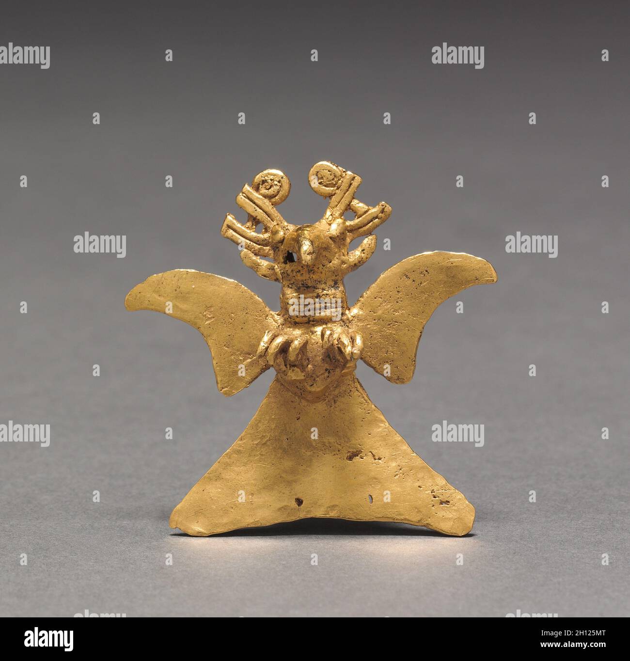 Pendente di uccelli, 1000-1500. Panama, Veraguas. Cast e martellato oro; complessivo: 4,6 x 4,5 x 1,5 cm (1 13/16 x 1 3/4 x 9/16 in.). Foto Stock