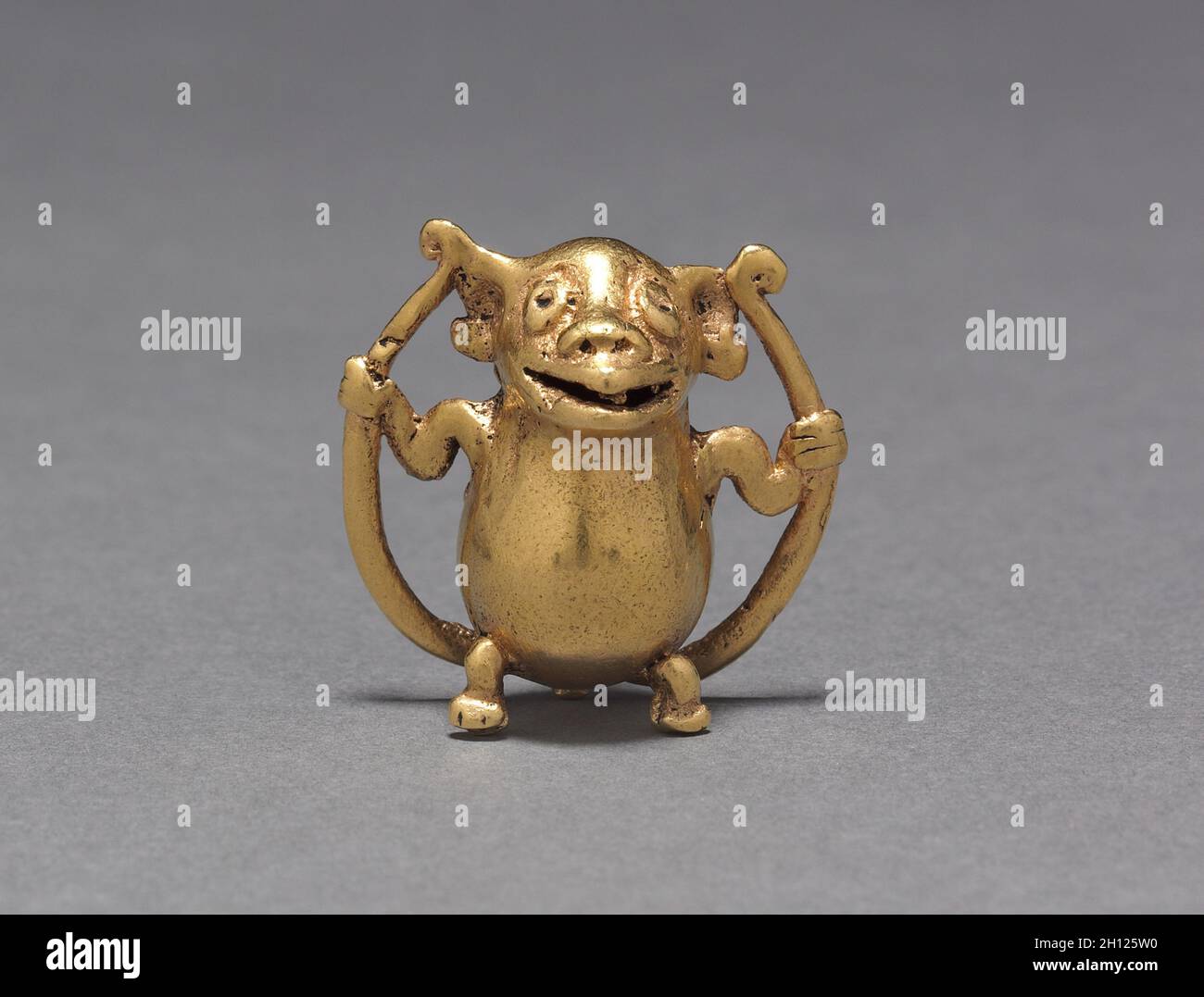 Monkey Bell pendente, c. 700-1550. Western Panama, Veraguas-Gran Chiriquí Stile, c. 700-1550. Oro fuso; complessivo: 3,2 x 3,3 x 2,2 cm (1 1/4 x 1 5/16 x 7/8 in.). Foto Stock