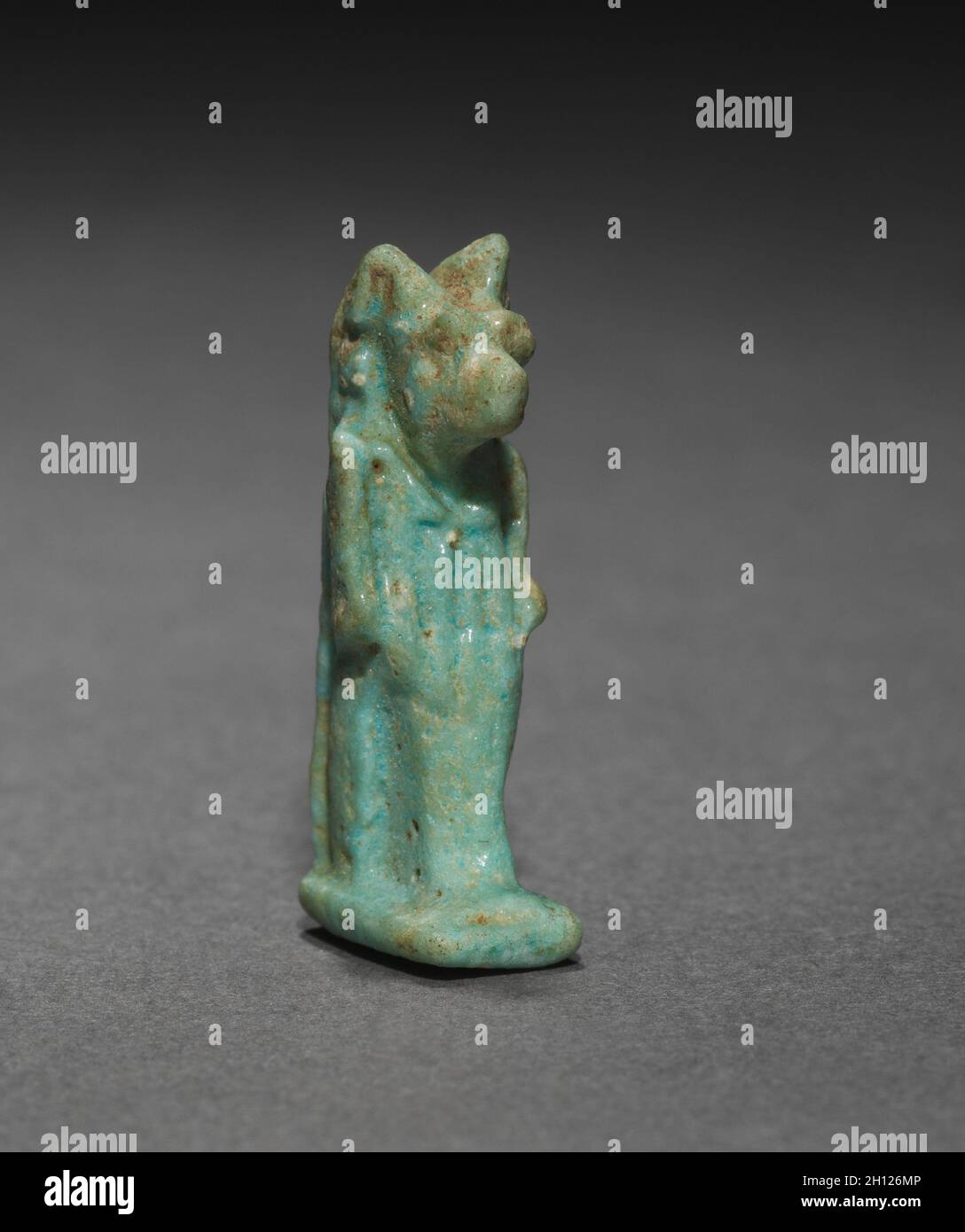 Amuleto di Anubis, 305-30 BC. Egitto, dinastia tolemaica. Luce Robin's blu uovo faience; complessivo: 1,4 x 0,6 x 1,1 cm (9/16 x 1/4 x 7/16 in.). Foto Stock