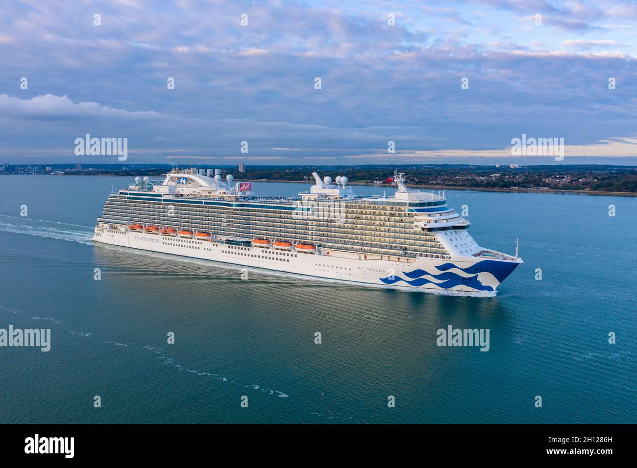 Veduta aerea di Sky Princess of Princess Cruises una filiale della nave da crociera Carnival Corporation che parte da Southampton Ottobre 2021. Foto Stock