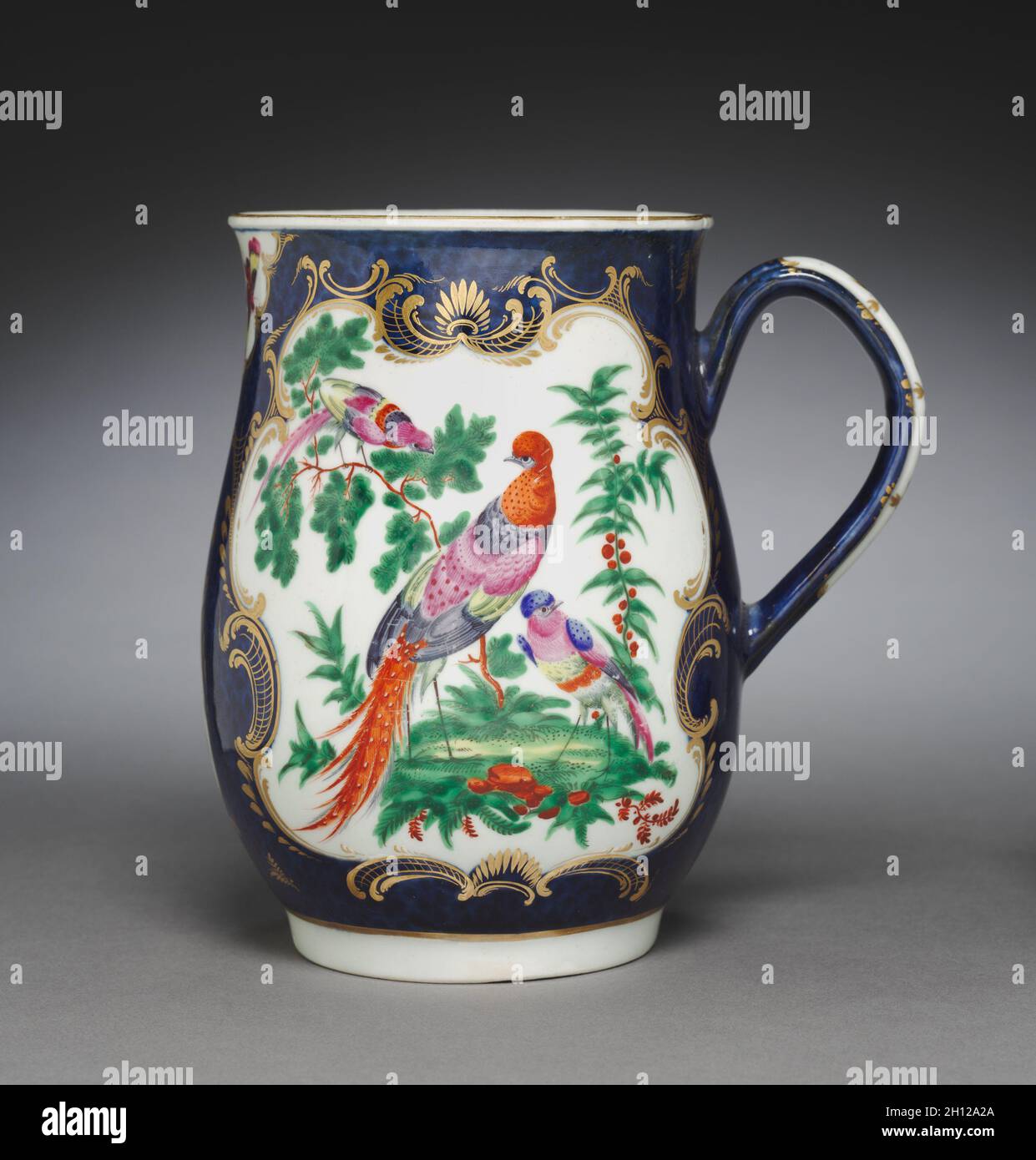Il boccale , c. 1770. Inghilterra, XVIII secolo. La ceramica; complessivo: 15 x 14,5 x 11,1 cm (5 7/8 x 5 11/16 x 4 3/8 in.). Foto Stock