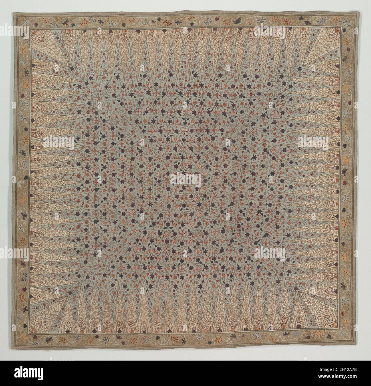 Sospeso, 1850-1916. Cina, dinastia Qing (1644-1911). Seta, ricami; tuta: 132 x 127.7 cm (51 15/16 x 50 1/4 poll.). Foto Stock