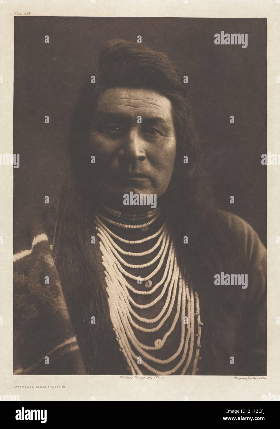 L'India nordamericana: Essendo una serie di portafogli che picturano e descrivono gli indiani degli Stati Uniti, il Dominion del Canada e l'Alaska: Portfolio VIII, piatto 258: Tipico Nez Percé, 1899. Edward S. Curtis (americano, 1868-1952), la stampa universitaria. Fotocravura; Foto Stock