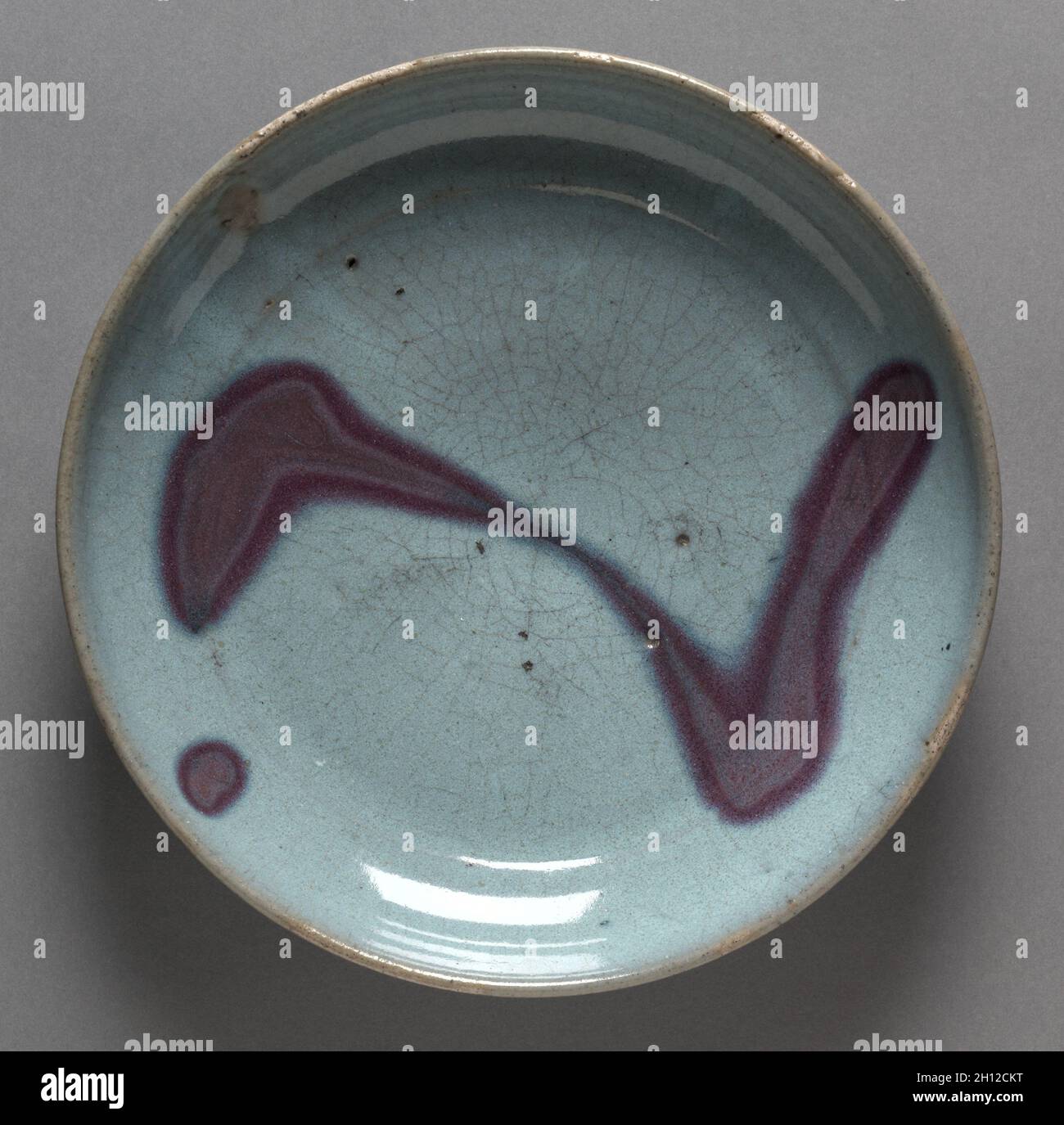 Piastra: Jun Ware, 1279-1368. Cina settentrionale, dinastia Yuan (1271-1368). Porcellanato con smalto a chiazze; diametro: 20,7 cm (8 1/8 in.); complessivo: 9,3 cm (3 11/16 in.). Foto Stock