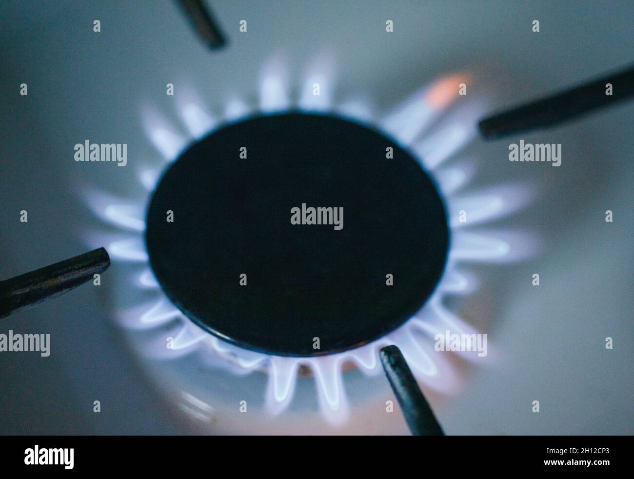 Fiamme a gas, bruciatore a gas in cucina, aumento del prezzo del gas. Foto Stock