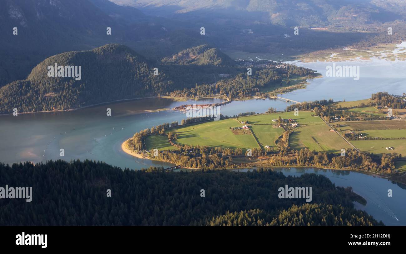 Veduta aerea della Fraser Valley con il paesaggio montano Canadese Nature. Foto Stock