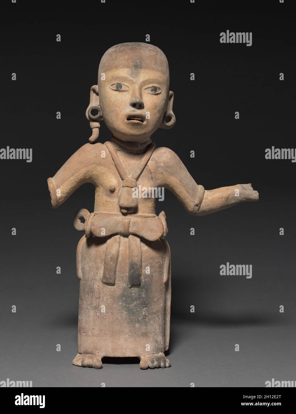 Figura femminile, 200-500. Messico, Southern Veracruz, Limon, Remojades scultura monumentale tipo. In ceramica con buff brunito slip e asfalto vernice; complessivo: 51,8 x 34,2 x 12,7 cm (20 3/8 x 13 7/16 x 5 in.). Foto Stock