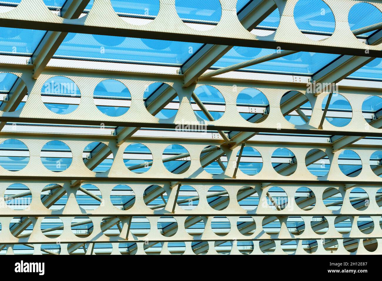 Soffitto in metallo progettato con fori tondi. Vista interna del tetto in vetro Foto Stock