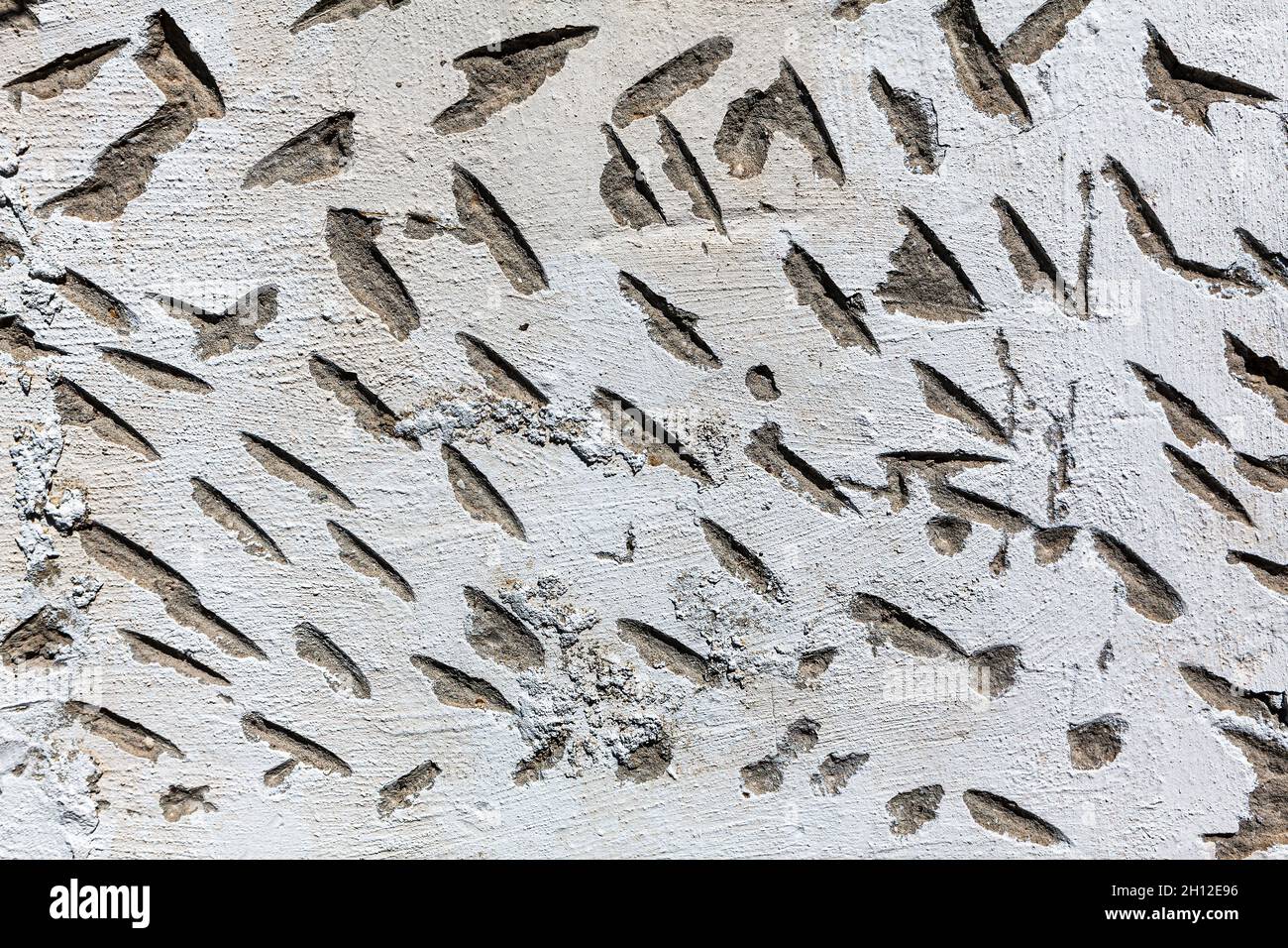 Cicatrici sul muro di pietra . Cemento superficie fondo con cicatrici Foto Stock