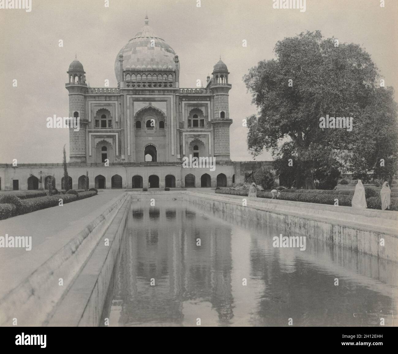 Saftar Jung tomba, Delhi, c. 1890s. Studio di A. W. A. Plâté Studio (Ceylonese). Platinum print; immagine: 22,8 x 27,4 cm (9 x 10 13/16 in.); carta: 22,8 x 27,7 cm (9 x 10 7/8 in.); mascherino: 40,6 x 50,8 cm (16 x 20 in.). Foto Stock