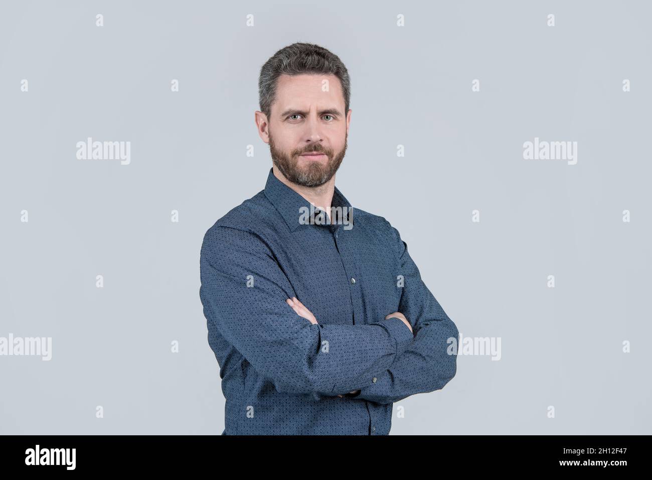 Potete sempre essere sicuri. Uomo sicuro tenere le braccia incrociate sfondo grigio. Stile casual Foto Stock