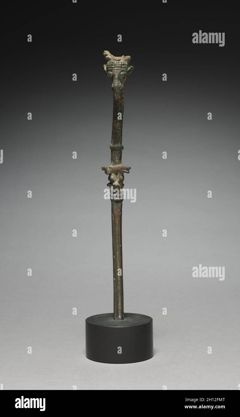 Pin votivo, inizio 1° millennio a.C. Iran, Luristan. Bronzo; totale: 22.7 x 2.4 x 4.8 cm (8 15/16 x 15/16 x 1 7/8 poll.); con supporto: 26 x 4.8 cm (10 1/4 x 1 7/8 poll.). Foto Stock