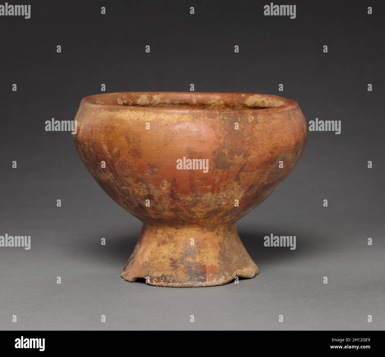 Vaso, prima del 1550. Colombia, XV-XVI secolo. Vasellame rosso; totale: 11.5 x 15 cm (4 1/2 x 5 7/8 poll.). Foto Stock