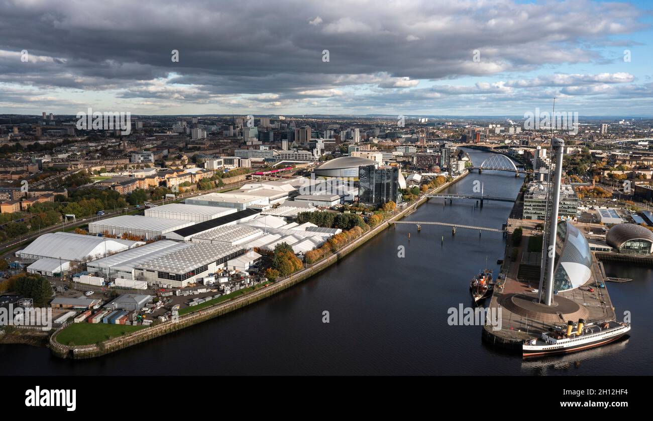 Glasgow, Scozia, Regno Unito. 15 ottobre 2021 NELLA FOTO: Viste aeree del sito utilizzato per la Conferenza delle Nazioni Unite sui cambiamenti climatici (COP26) che Glasgow ospita, dal 31 ottobre al 12 novembre. Le strutture temporanee in bianco indicano che il SEC (Scottish Event Campus) originale ha raddoppiato le dimensioni. Vedrà oltre 14,000 delegati, capi di stato, media e giornalisti tutti convergere a Glasgow per il vertice sul clima delle Nazioni Unite alla fine di questo mese nella lotta contro il riscaldamento globale. Credit: Colin Fisher/Alamy Live News. Foto Stock