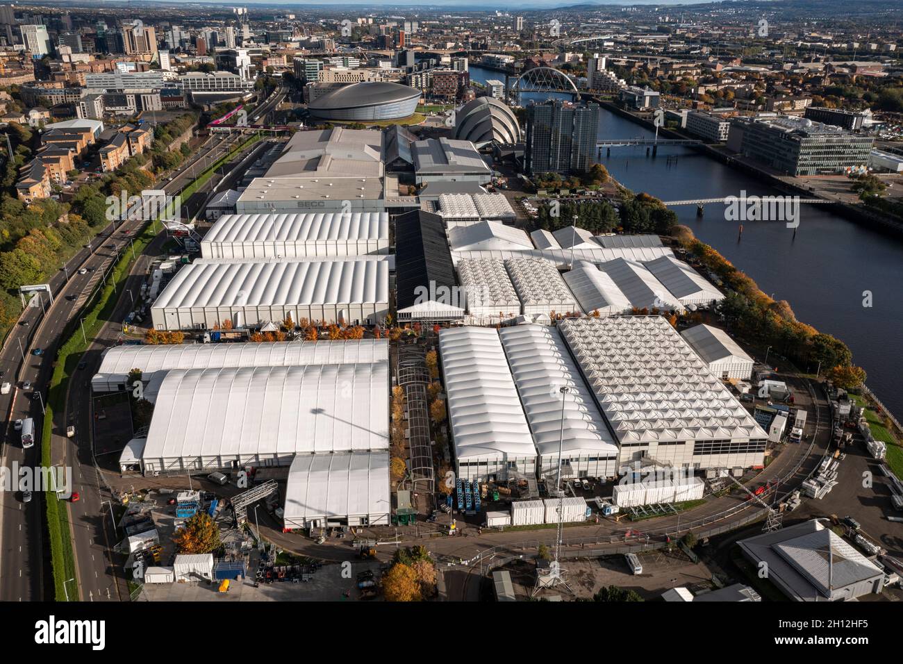 Glasgow, Scozia, Regno Unito. 15 ottobre 2021 NELLA FOTO: Viste aeree del sito utilizzato per la Conferenza delle Nazioni Unite sui cambiamenti climatici (COP26) che Glasgow ospita, dal 31 ottobre al 12 novembre. Le strutture temporanee in bianco indicano che il SEC (Scottish Event Campus) originale ha raddoppiato le dimensioni. Vedrà oltre 14,000 delegati, capi di stato, media e giornalisti tutti convergere a Glasgow per il vertice sul clima delle Nazioni Unite alla fine di questo mese nella lotta contro il riscaldamento globale. Credit: Colin Fisher/Alamy Live News. Foto Stock