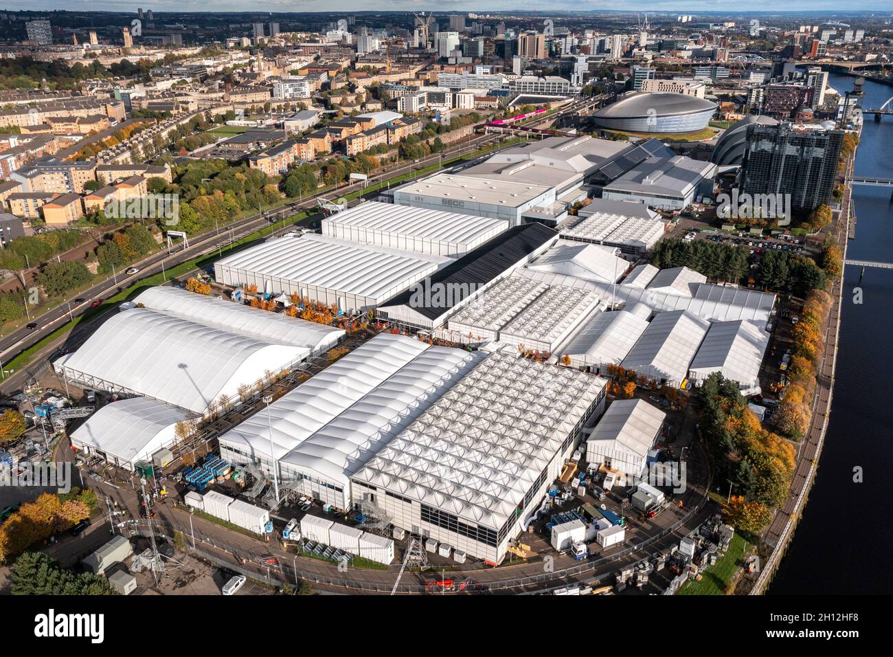 Glasgow, Scozia, Regno Unito. 15 ottobre 2021 NELLA FOTO: Viste aeree del sito utilizzato per la Conferenza delle Nazioni Unite sui cambiamenti climatici (COP26) che Glasgow ospita, dal 31 ottobre al 12 novembre. Le strutture temporanee in bianco indicano che il SEC (Scottish Event Campus) originale ha raddoppiato le dimensioni. Vedrà oltre 14,000 delegati, capi di stato, media e giornalisti tutti convergere a Glasgow per il vertice sul clima delle Nazioni Unite alla fine di questo mese nella lotta contro il riscaldamento globale. Credit: Colin Fisher/Alamy Live News. Foto Stock