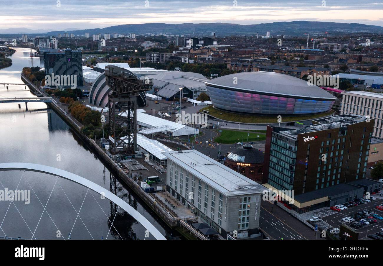 Glasgow, Scozia, Regno Unito. 15 ottobre 2021 NELLA FOTO: Viste aeree del sito utilizzato per la Conferenza delle Nazioni Unite sui cambiamenti climatici (COP26) che Glasgow ospita, dal 31 ottobre al 12 novembre. Le strutture temporanee in bianco indicano che il SEC (Scottish Event Campus) originale ha raddoppiato le dimensioni. Vedrà oltre 14,000 delegati, capi di stato, media e giornalisti tutti convergere a Glasgow per il vertice sul clima delle Nazioni Unite alla fine di questo mese nella lotta contro il riscaldamento globale. Credit: Colin Fisher/Alamy Live News. Foto Stock