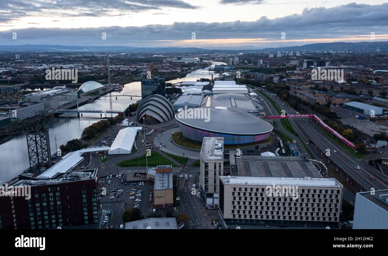 Glasgow, Scozia, Regno Unito. 15 ottobre 2021 NELLA FOTO: Viste aeree del sito utilizzato per la Conferenza delle Nazioni Unite sui cambiamenti climatici (COP26) che Glasgow ospita, dal 31 ottobre al 12 novembre. Le strutture temporanee in bianco indicano che il SEC (Scottish Event Campus) originale ha raddoppiato le dimensioni. Vedrà oltre 14,000 delegati, capi di stato, media e giornalisti tutti convergere a Glasgow per il vertice sul clima delle Nazioni Unite alla fine di questo mese nella lotta contro il riscaldamento globale. Credit: Colin Fisher/Alamy Live News. Foto Stock
