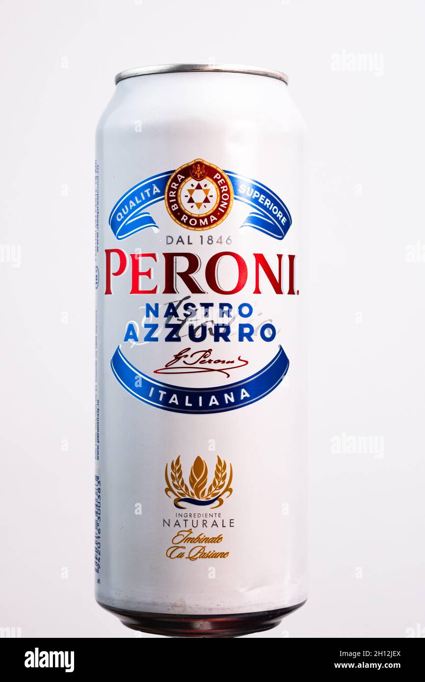 Peroni nastro Azzurro, una birra lager premium prodotta dal 1963 dalla  fabbrica di birra Peroni con sede a Roma, Italia. Foto in studio a  Bucarest, Romania, 20 Foto stock - Alamy