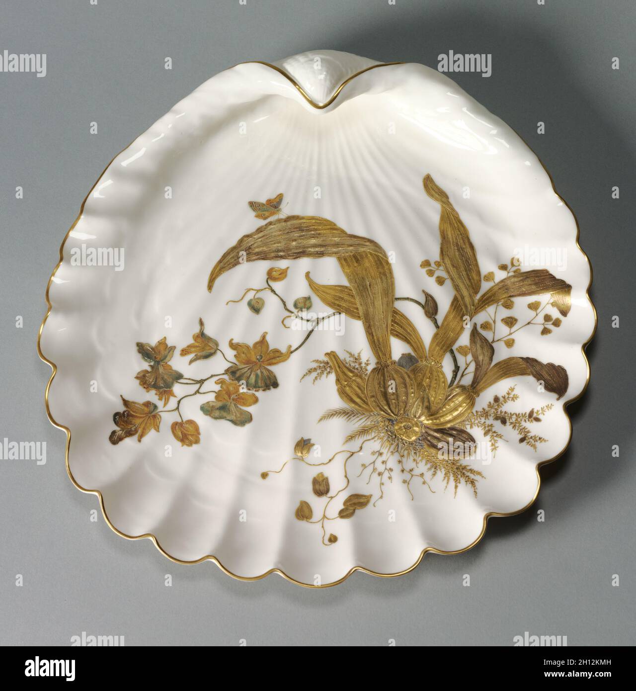 Porcellana con decoro dorato immagini e fotografie stock ad alta  risoluzione - Alamy