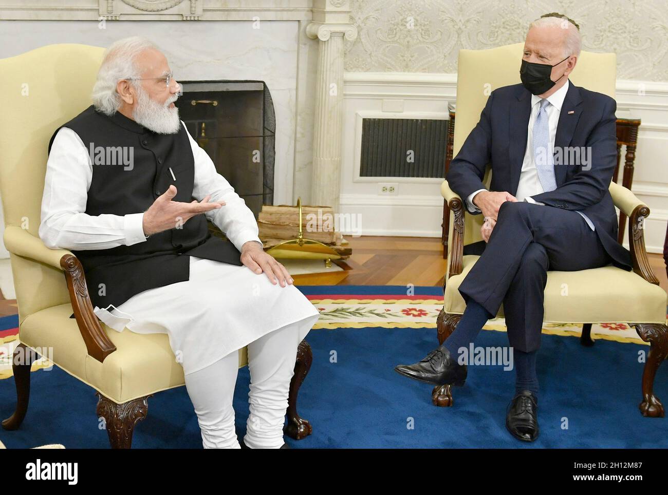 Washington, Stati Uniti d'America. 24 Settembre 2021. Il presidente degli Stati Uniti Joe Biden ascolta il primo ministro indiano Narendra modi, a sinistra, durante un incontro bilaterale nell'Ufficio ovale della Casa Bianca 24 settembre 2021 a Washington, D.C. Credit: Press Information Bureau/PIB Photo/Alamy Live News Foto Stock