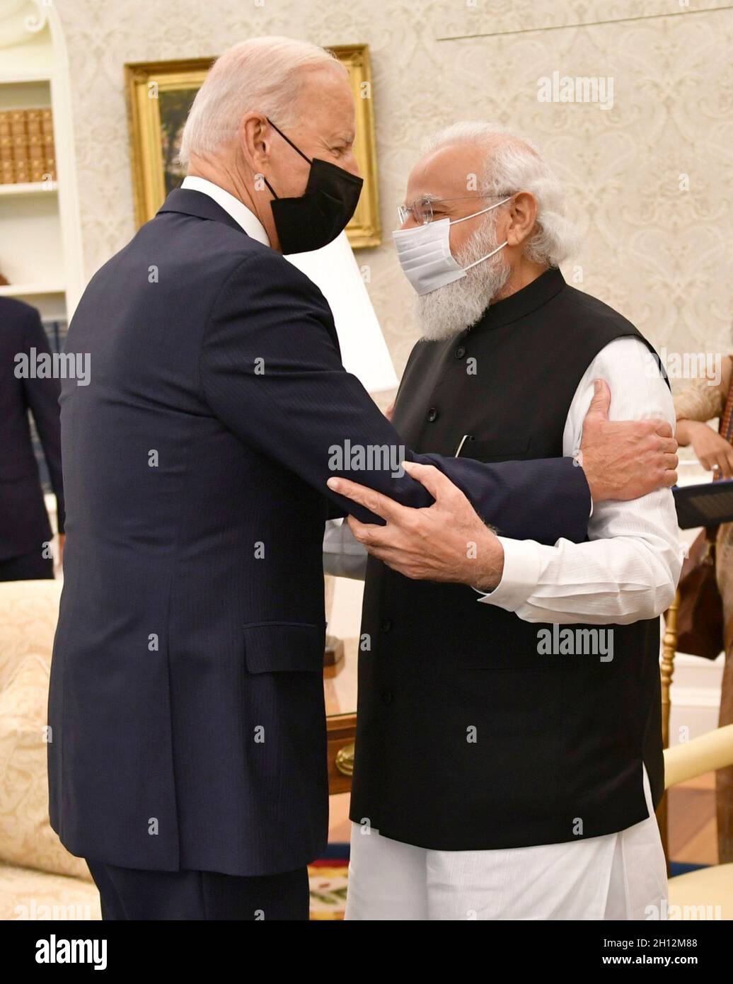 Washington, Stati Uniti d'America. 24 Settembre 2021. Il presidente degli Stati Uniti Joe Biden, a sinistra, dà il benvenuto al primo ministro dell'India Narendra modi, all'ufficio ovale della Casa Bianca 24 settembre 2021 a Washington, D.C. Credit: Press Information Bureau/PIB Photo/Alamy Live News Foto Stock
