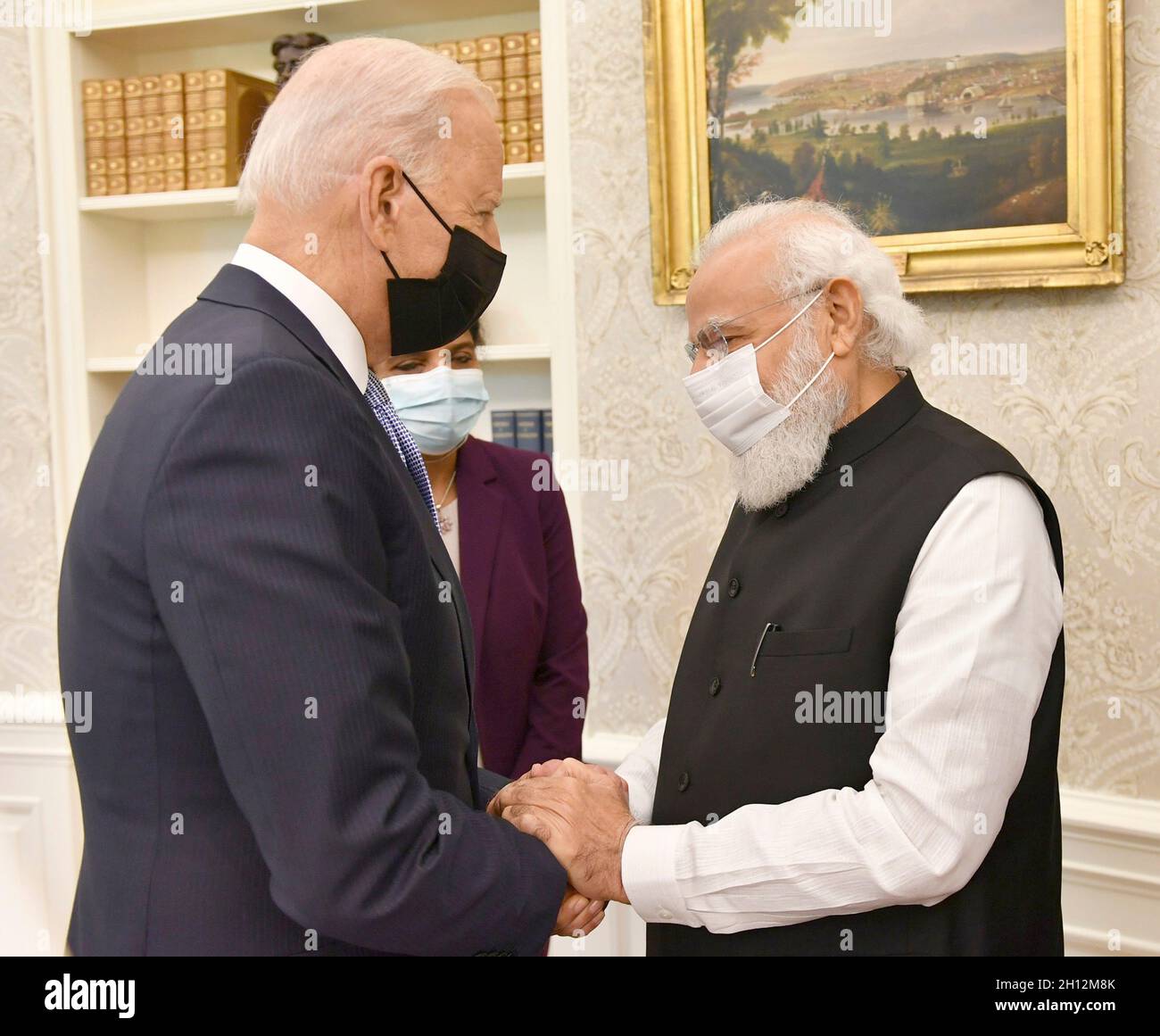 Washington, Stati Uniti d'America. 24 Settembre 2021. Il presidente degli Stati Uniti Joe Biden, a sinistra, dà il benvenuto al primo ministro dell'India Narendra modi, all'ufficio ovale della Casa Bianca 24 settembre 2021 a Washington, D.C. Credit: Press Information Bureau/PIB Photo/Alamy Live News Foto Stock