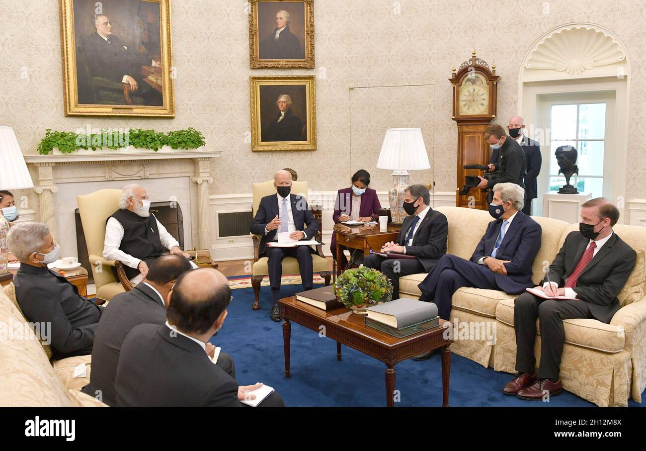 Washington, Stati Uniti d'America. 24 Settembre 2021. Il presidente degli Stati Uniti Joe Biden e il primo ministro indiano Narendra modi, hanno lasciato, durante un incontro bilaterale espanso nell'ufficio ovale della Casa Bianca 24 settembre 2021 a Washington, D.C. accreditamento: Ufficio di informazione di stampa/foto di PIB/notizie dal vivo di Alamy Foto Stock