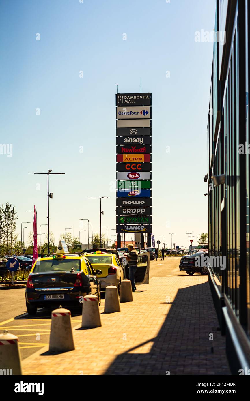 Negozio di segno nel parcheggio di Dambovita Mall a Targoviste, Romania, 2021 Foto Stock