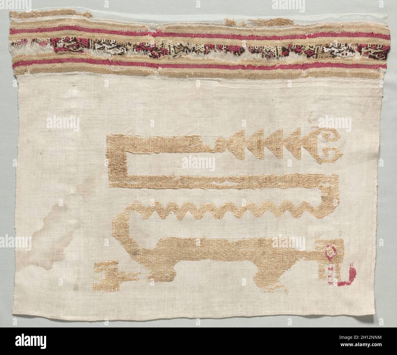 Frammento da un mantello, c. 1100-1400. Perù, Costa del Nord, Cultura di Chimú, XII-XV secolo. Tabby, broccato; bordo: Tessuto monosomale (fantasia); cotone e lana; media: 52.1 x 64.8 cm (20 1/2 x 25 1/2 poll.). Foto Stock